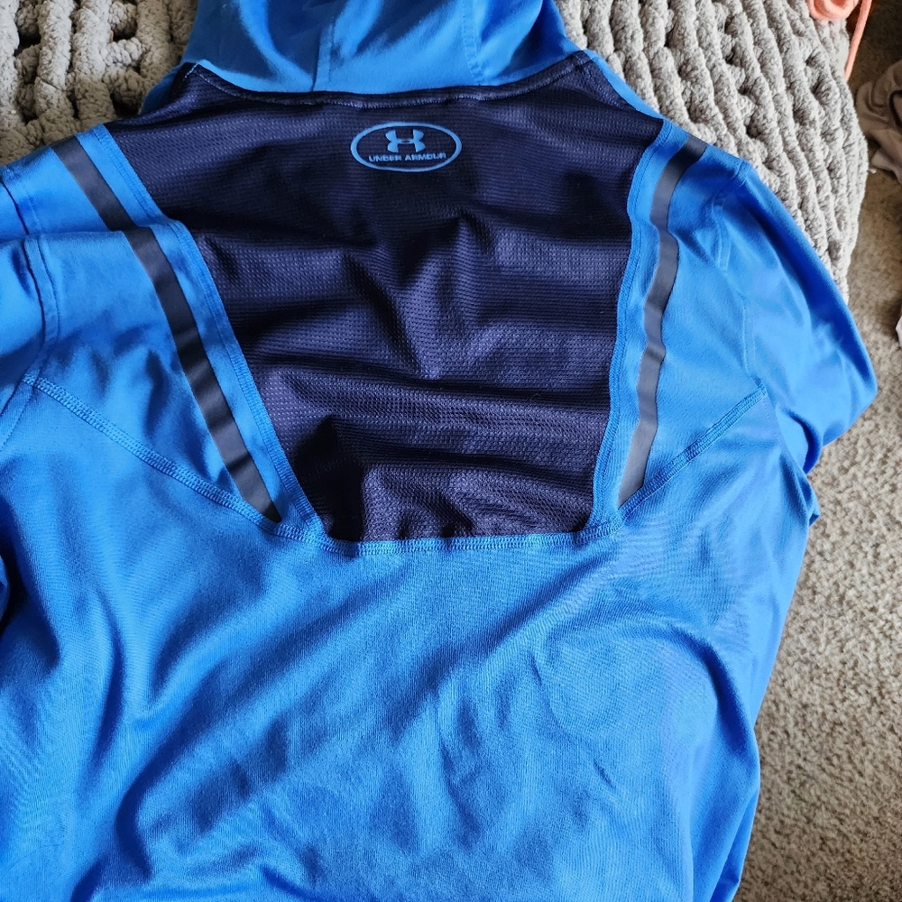 Under Armour Hooded Workout shirt